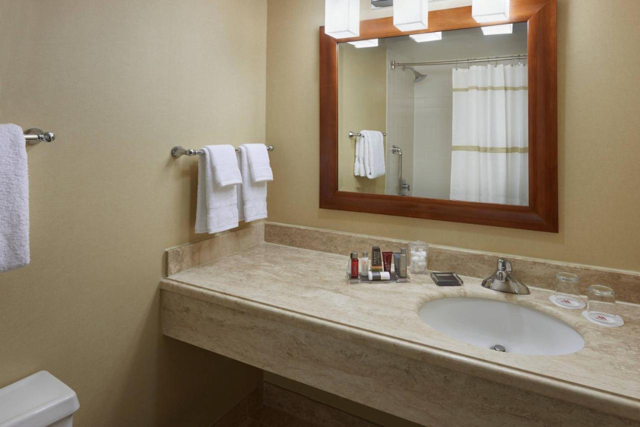 Toronto Airport Marriott Hotel Екстер'єр фото
